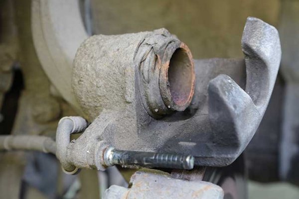 Откуда вибрация руля при движении и торможении: причины и методы устранения