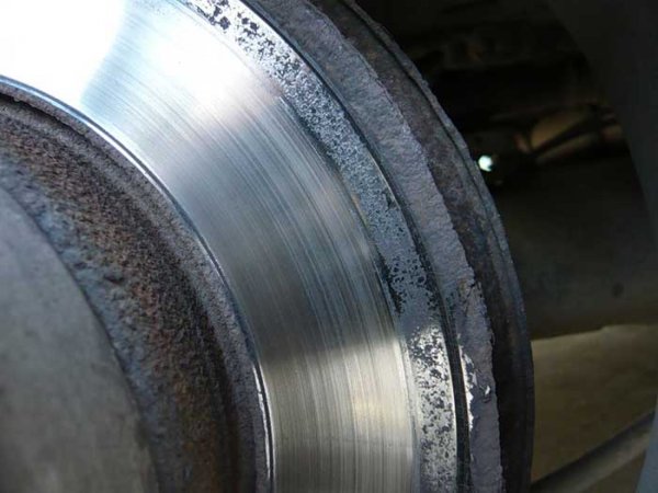 Откуда вибрация руля при движении и торможении: причины и методы устранения