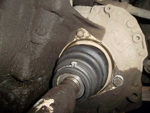 Хруст при повороте руля в движении и на месте: признаки и причины