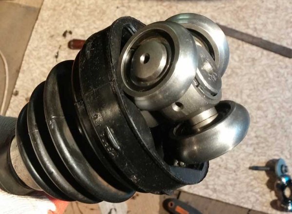 Хруст при повороте руля в движении и на месте: признаки и причины