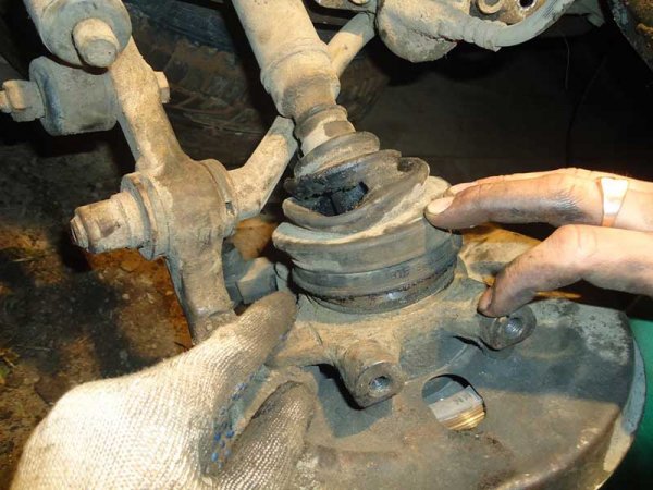 Хруст при повороте руля в движении и на месте: признаки и причины