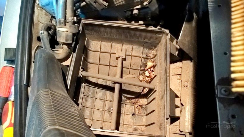 Грязный корпус воздушного фильтра