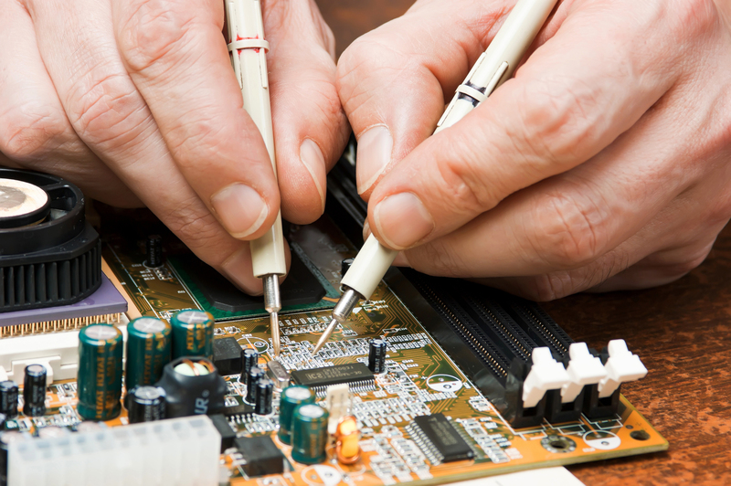 При снятии аккумулятора какую клемму снимать первой