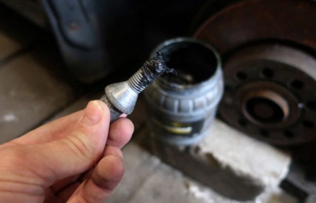 В какую сторону откручиваются болты