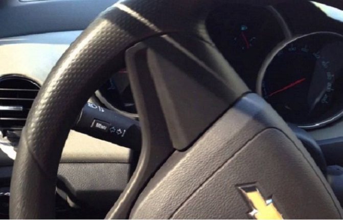 Хруст при повороте руля в движении и на месте: признаки и причины