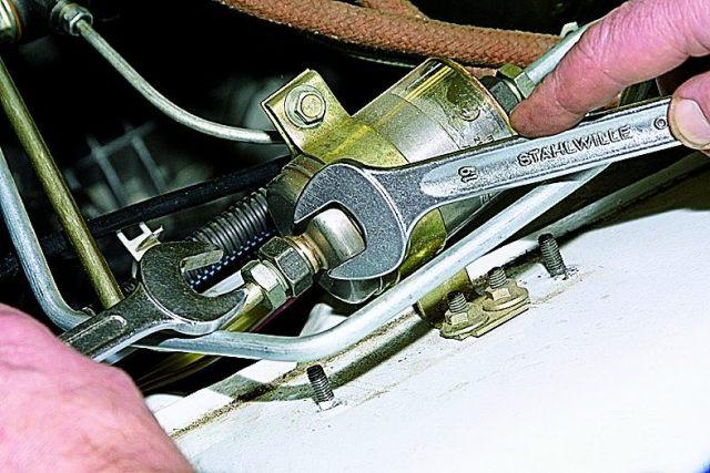 Отвинчивание штуцера Отвинчивание штуцера