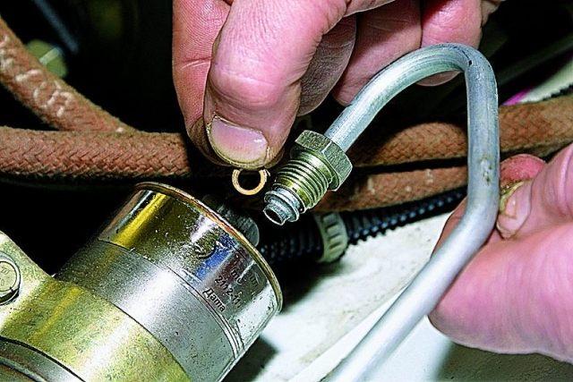 Отводим трубку в сторону Отводим трубку в сторону