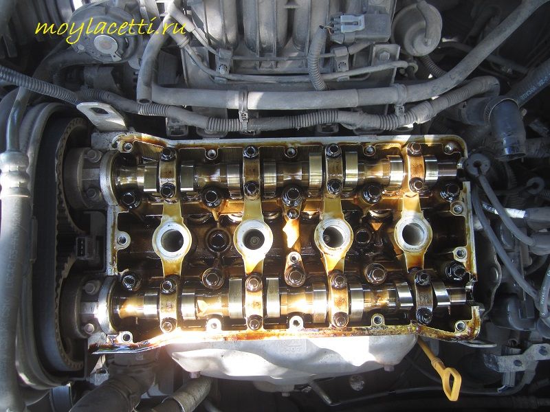 Вид со снятой клапанной крышкой Вид со снятой клапанной крышкой