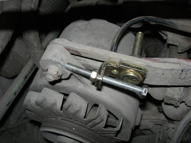 Натяжитель - в разных моделях он разный по конструкции Натяжитель - в разных моделях он разный по конструкции