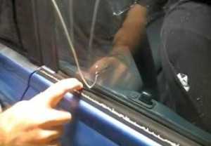 Можно попробовать открыть дверь проводом через стекло