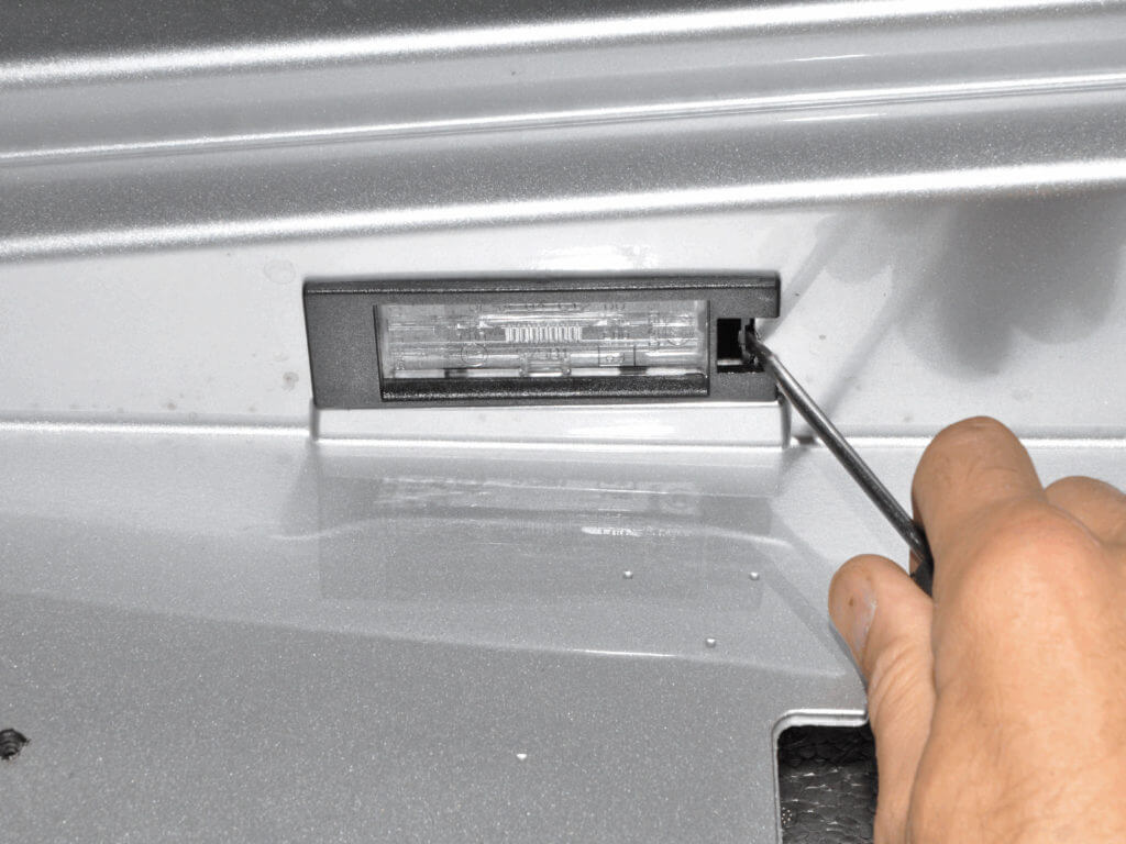 Нажимаем в обратную сторону от проема и вниз, снимаем плафон