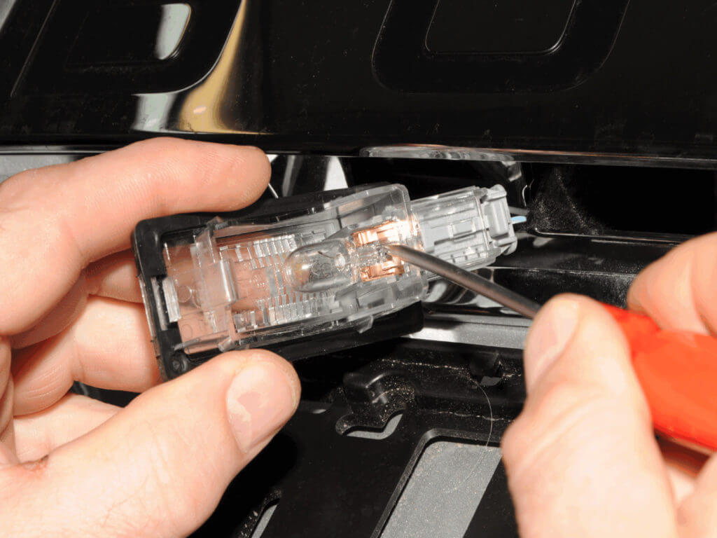 Отсоедините розетку от потолка