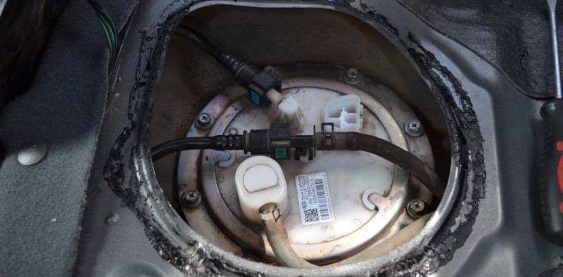 Как поменять элемент топливного фильтра на КИА Рио JB с бензиновым двигателем 4 замена старого топливного фильтра Киа Рио 2