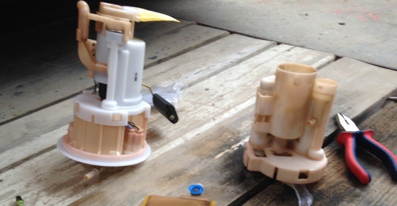 Как поменять элемент топливного фильтра на КИА Рио JB с бензиновым двигателем 6 замена топливного фильтра киа рио 2