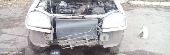 Осмотр замененного радиатора охлаждения на предмет течи жидкости на Шевроле Нива