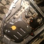 Масляный фильтр в коробке автомат Хендай Солярис вид из-под машины