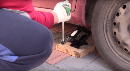 Левое заднее колесо Шевроле Лачетти на домкрате