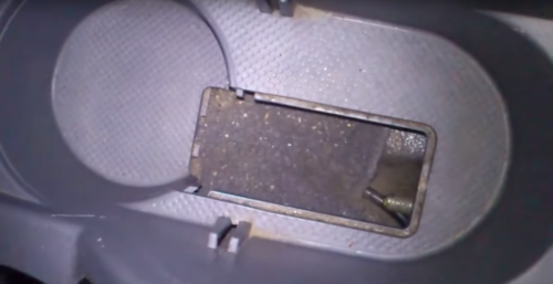 Демонтаж крышки регулировочной гайки стояночного тормоза Шевроле Лачетти