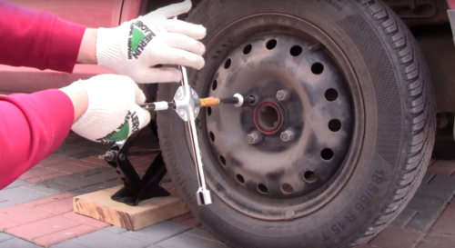 Демонтаж болтов крепления заднего колеса на Шевроле Лачетти