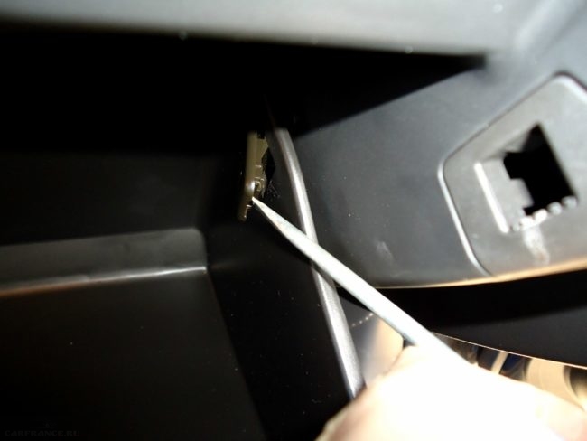 Демонтаж ограничителя бардачка на Шевроле Круз