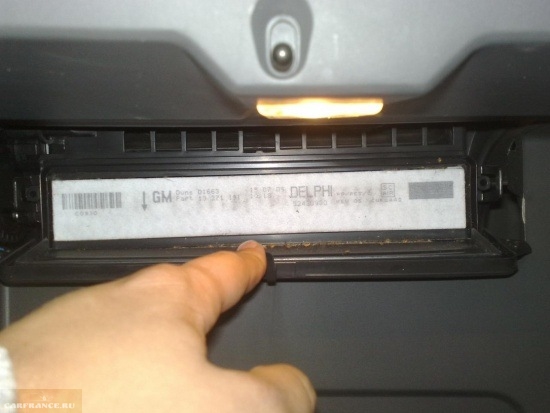 Снятие крышки салонного фильтра на Шевроле Круз