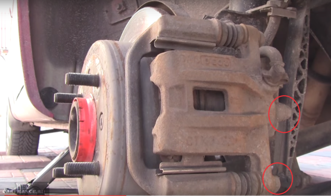 Демонтаж болтов суппорта Шевроле Лачетти