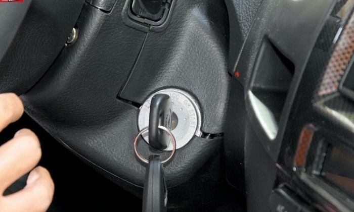 Ключ в замке зажигания