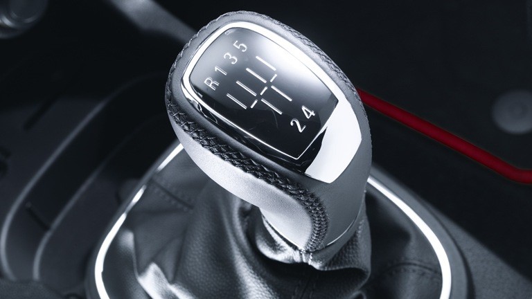 Как правильно переключать передачи на механике во время движения