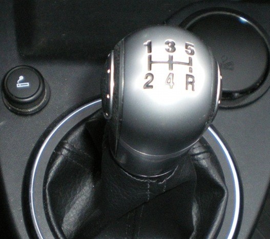 Как правильно переключать передачи на механике во время движения