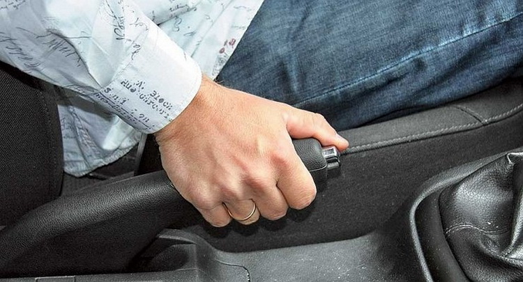 Как правильно переключать передачи на механике во время движения