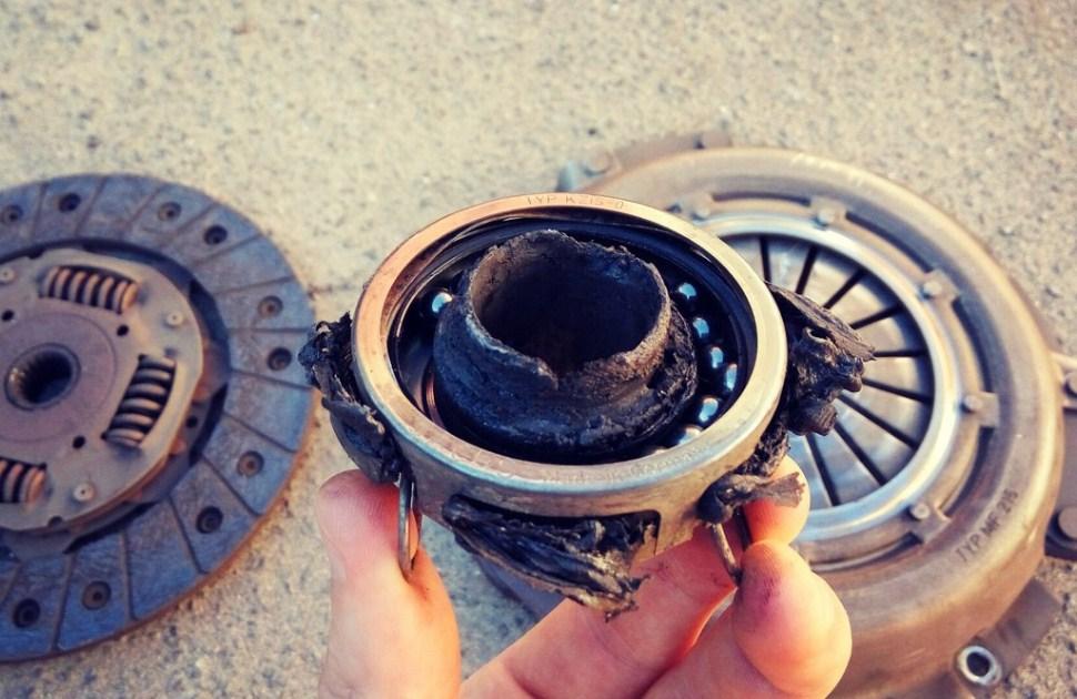 расплавился выжимной подшипник