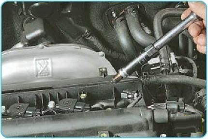 Снимите свечу зажигания для визуального осмотра