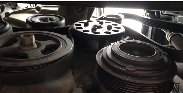 Замена ремня генератора Киа Рио своими руками