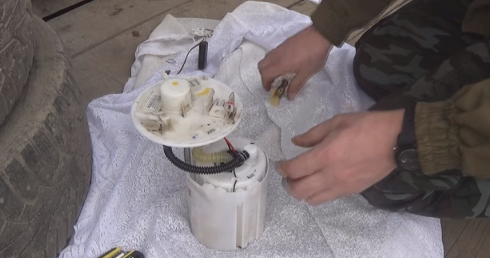 Топливный фильтр на Киа Рио: техрегламент по замене, снятию и установке своими руками