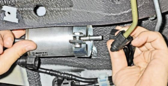 Топливный фильтр Шевроле Нива: где находится, замена