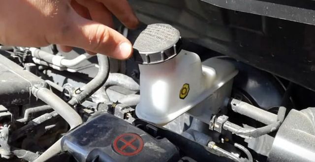 Тормозная жидкость на Киа Рио 3: выбор и замена