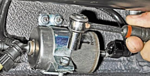 Топливный фильтр Шевроле Нива: где находится, замена