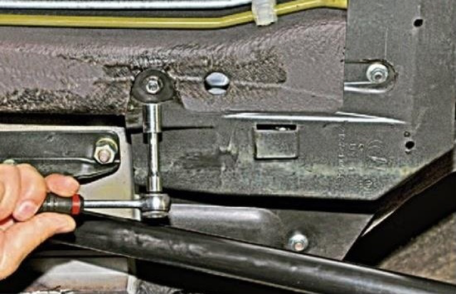 Топливный фильтр Шевроле Нива: где находится, замена