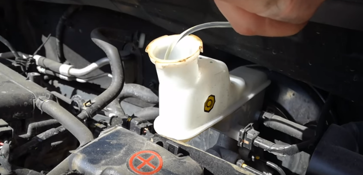 Замена тормозной жидкости на Киа Рио – периодичность замены и дополнительные возможности