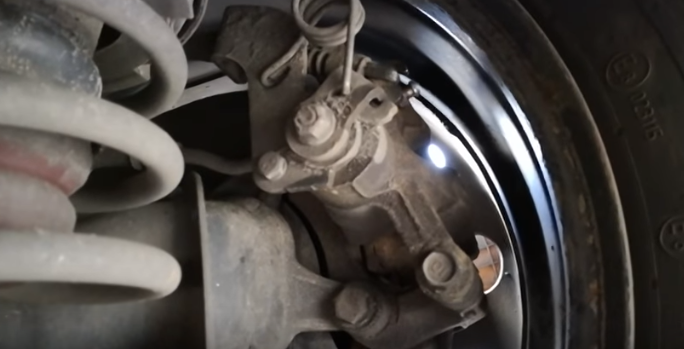 Замена тормозной жидкости на Киа Рио – периодичность замены и дополнительные возможности