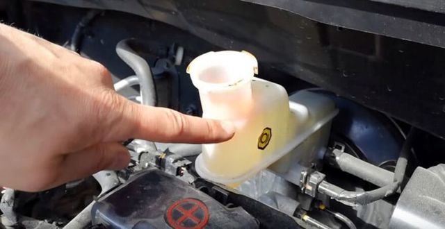 Тормозная жидкость на Киа Рио 3: выбор и замена