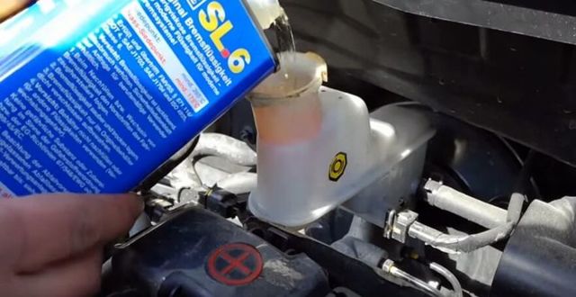 Тормозная жидкость на Киа Рио 3: выбор и замена