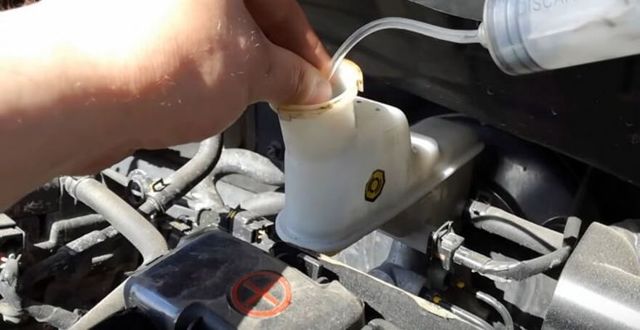 Тормозная жидкость на Киа Рио 3: выбор и замена