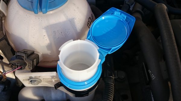 Замёрз бачок омывателя: что делать