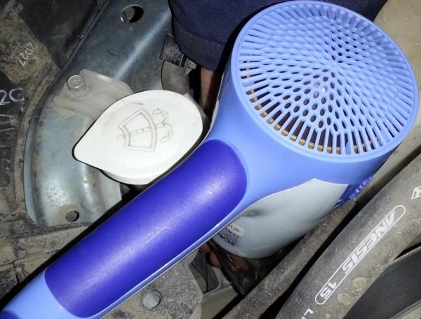 Замёрз бачок омывателя: что делать