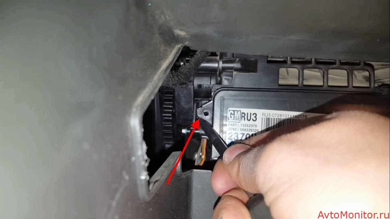 Как поменять салонный фильтр Шевроле Круз