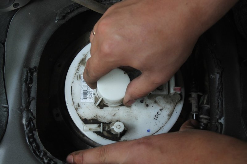 Installerer nytt drivstoffilter på Kia Rio Drivstoffilter til Kia Rio