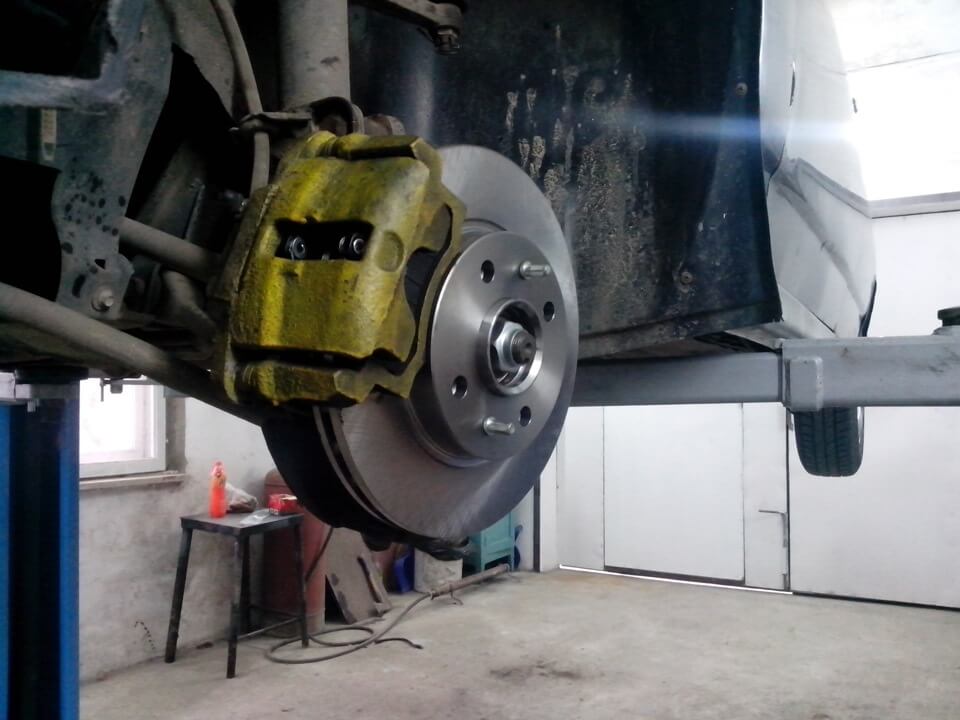 При торможении бьет в руль