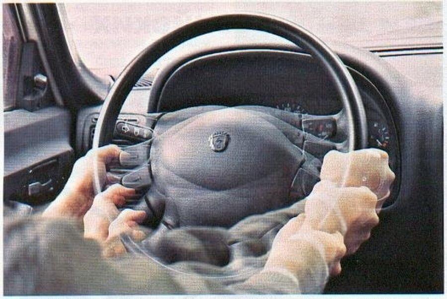 При торможении бьет в руль