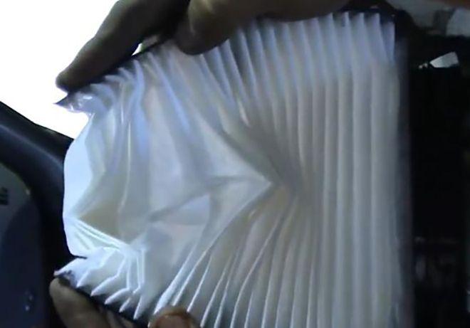 Как заменить салонный фильтр на Рено Дастер